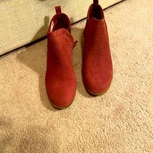 Toms ankle boots. Sz 9.5, like new! Wine color.